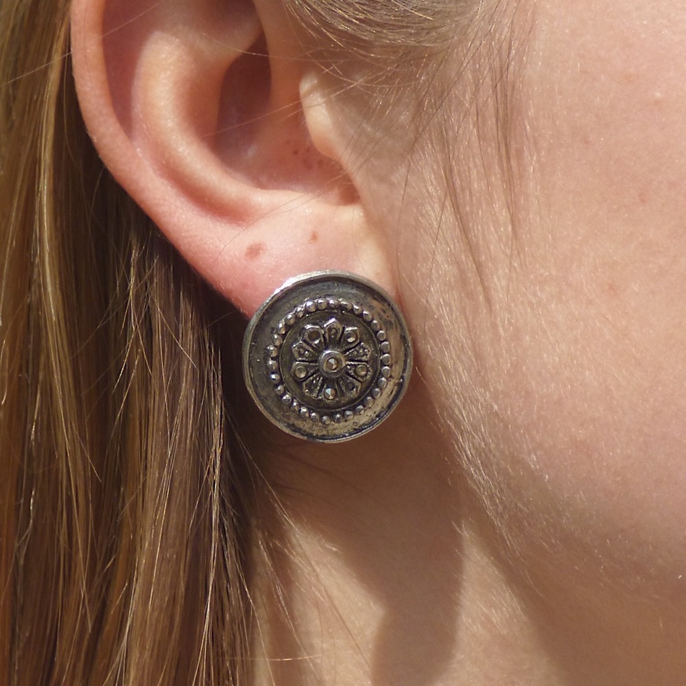 Circle studs